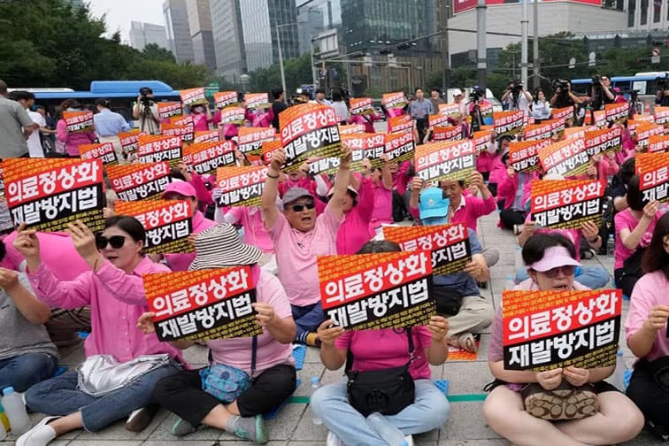 Güney Kore grevdeki doktorları tehdit etmekten vazgeçti..