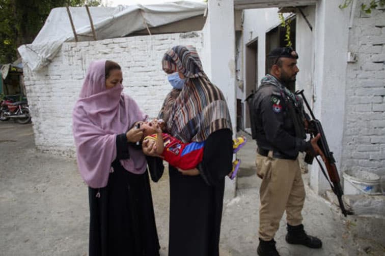 Pakistan’da çocuk felci aşılama ekibine silahlı saldırı düzenlendi..